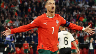Đệm bóng ghi bàn, Ronaldo giúp Bồ Đào Nha thắng Đức