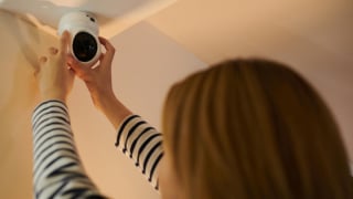 Có cô gái nào 19 tuổi vẫn bị bố mẹ lắp camera trong phòng để giám sát như tôi?