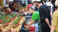 Tiểu thương chợ 'nhà giàu' tại Hà Nội bán đồ cúng mỏi tay phục vụ ngày Rằm tháng 7