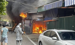 Hà Nội: Cháy bãi gửi xe giữa trưa nắng, nhiều ô tô xe máy bị thiêu rụi