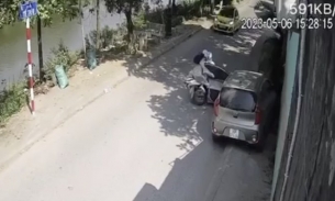 Hà Nội: Mở cửa xe ô tô bất cẩn khiến 2 người đi xe máy thương vong