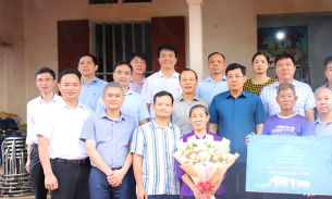 “Siêu nhân” điền kinh Nguyễn Thị Oanh được tặng một căn hộ