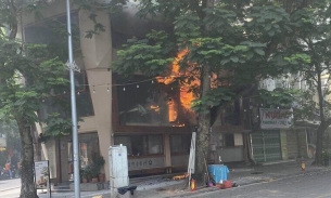 Hà Nội: Cháy quán cà phê Phê La kèm tiếng nổ, nhiều người tháo chạy ra ngoài