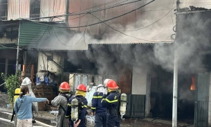 Hà Nội: Cháy nhà kho, cột khói bốc cao hàng chục mét