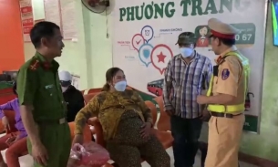 Thai phụ cùng chồng và con nhỏ bị xe khách bỏ rơi giữa đường