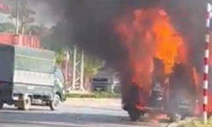 Ô tô 16 chỗ bốc cháy ngùn ngụt khi đang lưu thông trên đường