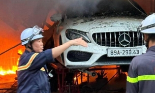 9 ô tô bị thiêu rụi trong vụ cháy gara ở Hà Nội