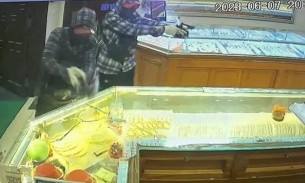 Video: Kinh hãi cảnh 2 tên cướp đập vỡ tủ kính cướp vàng, bắn người như phim hành động