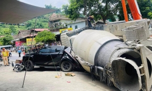 Lào Cai: Xe bồn lật đè xe máy và ô tô, 2 bố con tử vong