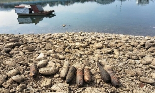 Nước xuống thấp, phát hiện nhiều quả đạn pháo dưới lòng sông Đà