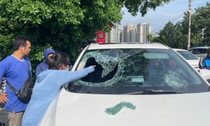 Xôn xao clip đánh ghen ở Hà Nội: Vợ dùng mũ bảo hiểm đập vỡ kính ô tô, chui hẳn vào xe