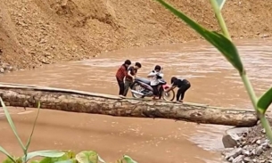 Thót tim cảnh người dân đẩy xe trên cây gỗ chênh vênh qua dòng nước lũ