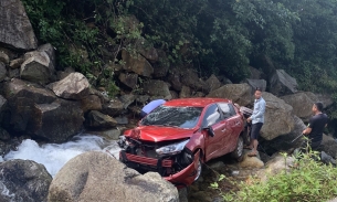 Nữ tài xế điều khiển ô tô con lao xuống khe suối ở Lai Châu