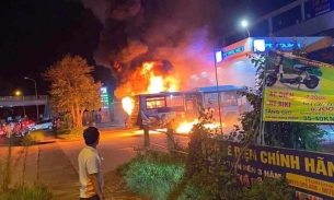 Hà Nội: Xe buýt bùng cháy dữ dội tại cây xăng