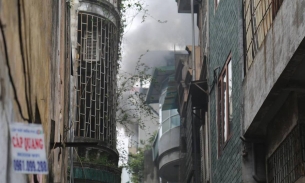 Hà Nội: Cháy nhà 5 tầng, 3 người mắc kẹt