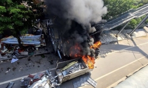 Hà Nội: Cháy bãi phế liệu ngùn ngụt, 4 ô tô, xe máy bị thiêu rụi