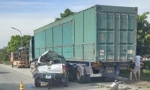 Ô tô bán tải tông xe container đang dừng đỗ, 6 người thương vong
