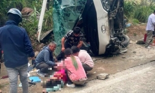 Khánh Hoà: Lật xe ô tô, 3 du khách nước ngoài tử vong, 17 người bị thương