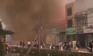 Hà Nội: Cháy lớn tại xưởng sản xuất mây che đan và đệm mút