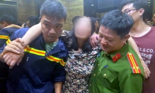 Cứu người phụ nữ ngoài lan can tầng 11 chung cư ở Hà Nội nghi định tự tử