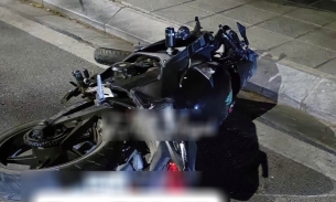 Hà Nội: Đôi nam nữ đi xe máy nghi tự ngã trên đường Lạc Long Quân, hai người tử vong