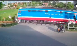 Cố băng qua đường sắt, 2 người trên xe máy bị tàu hoả tông tử vong
