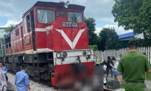 Băng qua đường sắt, một người phụ nữ bị tàu hoả tông tử vong