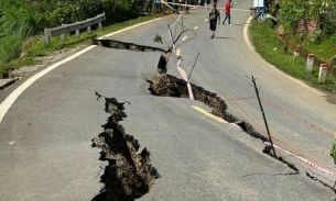 Lai Châu: Mưa lớn đứt gãy mặt đường, giao thông tê liệt