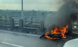 Hà Nội: Xe máy bốc cháy dữ dội trên cầu Vĩnh Tuy