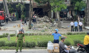 Hà Nội: Nổ lớn tại cửa hàng ăn, 4 người bị thương
