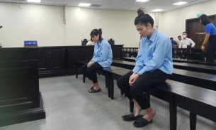 Vụ hai bảo mẫu bạo hành bé trai 17 tháng tuổi tử vong ở Hà Nội: Vì sao hoãn phiên toà?