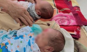 Vĩnh Phúc: Hai bé sơ sinh bị bỏ rơi ven đường, một gia đình hiếm muộn nhận chăm sóc