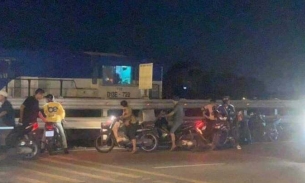 Hà Nội: Băng qua đường sắt dù đã có cảnh báo, tài xế xe máy bị tàu hỏa tông tử vong