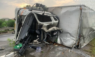 Tài xế xe tải tử vong sau tai nạn lật xe trên cao tốc Nội Bài - Lào Cai