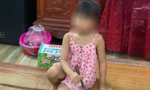 Hà Nội: Bé gái 5 tuổi bị bỏ rơi trong đêm tối, kèm mẩu giấy ai đọc cũng đau lòng