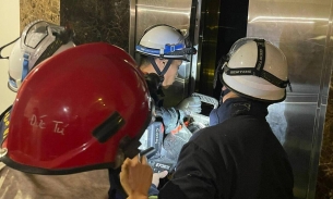 Hà Nội: Cảnh sát giải cứu bé gái 11 tuổi mắc kẹt trong thang máy