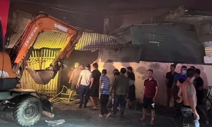 Cháy chợ ở Cẩm Phả, người dân dùng máy xúc phá tường cứu hoả