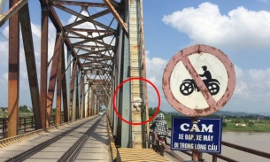 Nhân viên đường sắt cứu người phụ nữ đi xe đạp điện rơi xuống sông Lục Nam