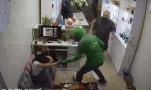 Hà Nội: Đang ngồi trong cửa hàng bấm điện thoại, người phụ nữ bị nhóm bịt mặt đánh liên tiếp