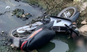 Phát hiện hai thanh niên tử vong dưới mương nước ở Hà Nội