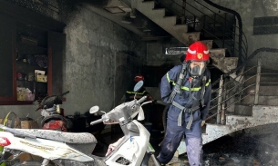 Hải Phòng: Cảnh sát giải cứu nhiều người mắc kẹt trong ngôi nhà bốc cháy