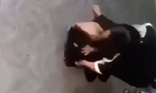 Nghệ An: Nữ sinh lớp 7 bị bạn đánh, lột áo vì 'nhìn đểu'