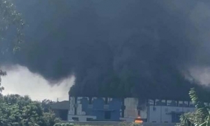 Cháy lớn tại Khu công nghiệp Nam Cấm, cột khói bốc cao hàng trăm mét