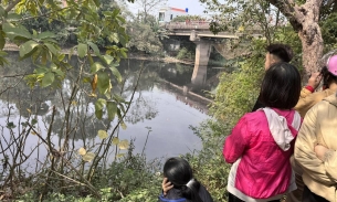 Vụ 3 bố con tử vong ở Hưng Yên: Người thân bật khóc khi thấy thi thể cháu gái nổi trên sông