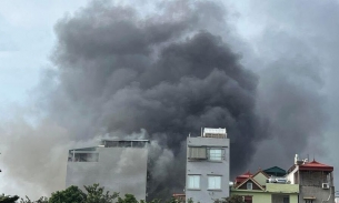 Hà Nội: Cháy ngùn ngụt tại cửa hàng cơ khí và phế liệu