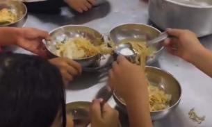 Thông tin mới nhất vụ trường học bị tố cho 11 học sinh ăn 2 gói mì tôm chan cơm