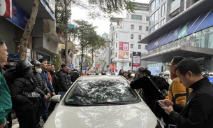 Hà Nội: Tài xế ô tô con nghi có nồng độ cồn, tông xe máy chở 5 người một nhà