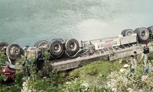 Nghệ An: Xe đầu kéo lao xuống sông rồi lật nghiêng, tài xế tử vong