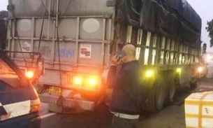Hà Tĩnh: Xe tải đang di chuyển thì rơi bánh xe khiến hai bé trai tử vong