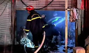 Hà Nội: Cháy ngùn ngụt tại cửa hàng sửa chữa xe điện kèm nhiều tiếng nổ lớn